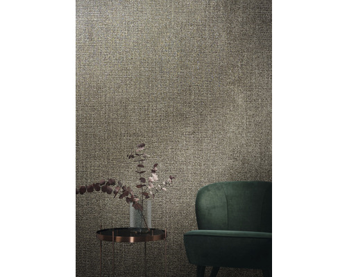 Scene met een gestructureerd behang, een klein tafeltje met een vaas en een stoel