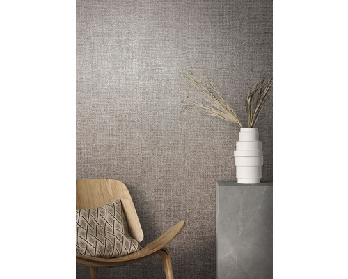 Woonkamerscène met textielbehang, fauteuil en decoratie