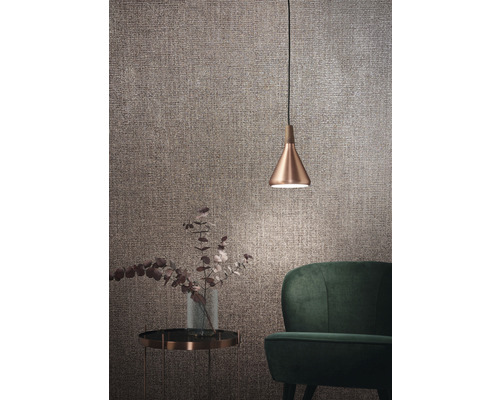 Decoratieve kamer met hanglamp, vaas met bloemen en fauteuil