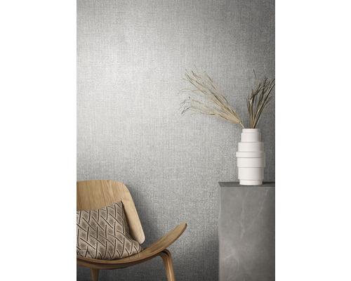 Kamerweergave met textielbehang, fauteuil en decoratie