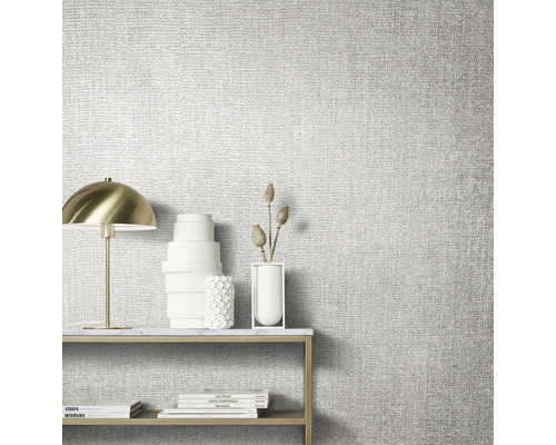 Close-up van gestructureerd behang in een lichte kamer met tafel, lamp en decoratie