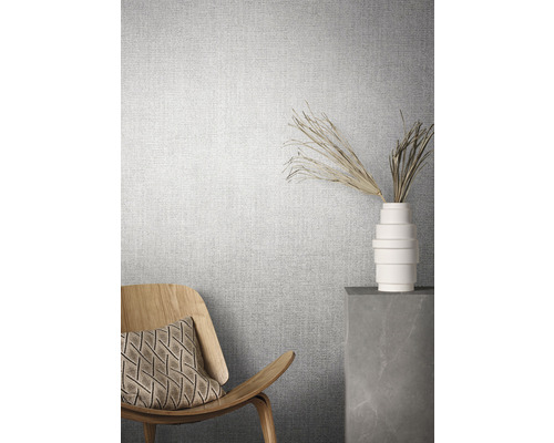 Woonkamer met textielbehang, stoel en decoratie