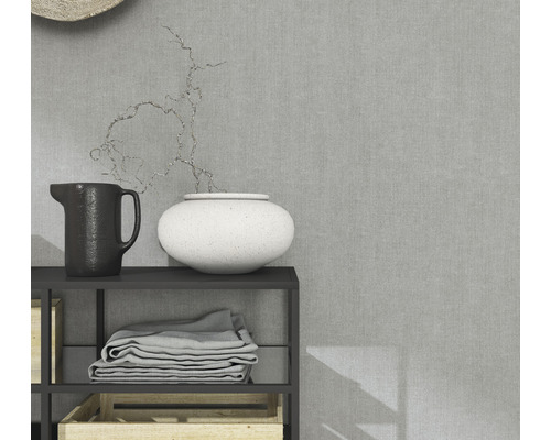 Decoratieve objecten op een plank met stoffen en houten kratten