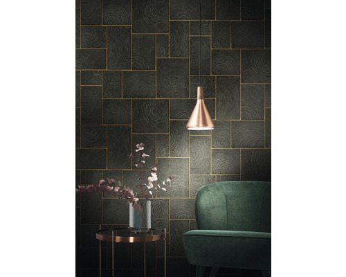 Woonkamer met patroonbehang, lamp en fauteuil