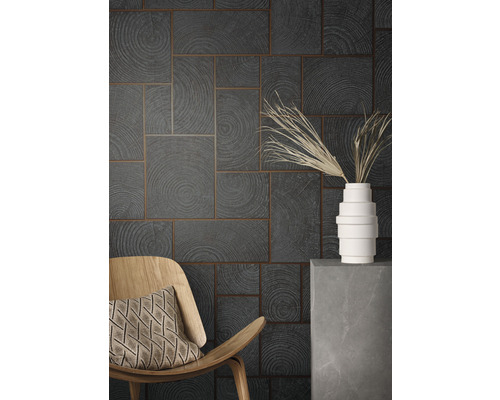 Decoratieve wand met houten panelen in houtlook, stoel en vaas