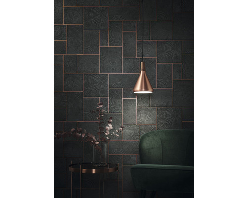 Woonkamer met wandpanelen in houtlook, lamp, bijzettafel en fauteuil