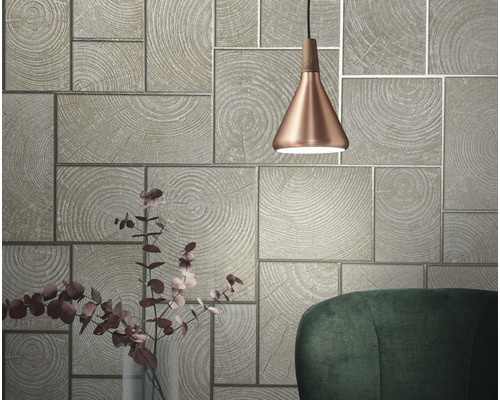 Wand met houtdesign, hanglamp en stoel