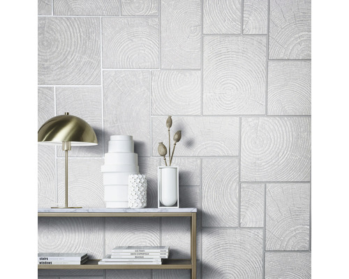 Woonkamer met behang in houtlook, tafellamp en decoratie