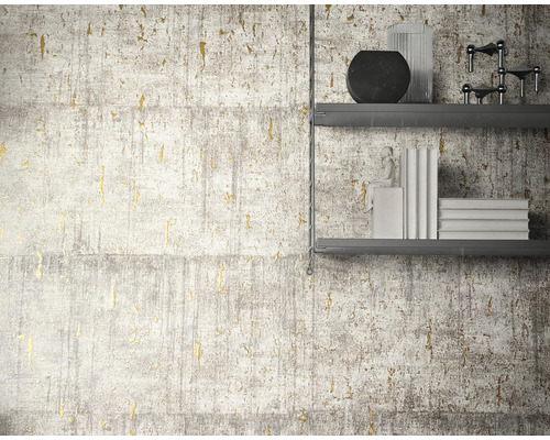 Wand met structuurbehang en plank