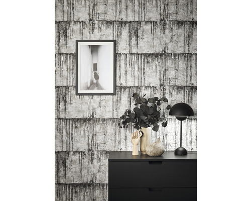 Kamerweergave met een patroonbehang, dressoir en decoratie