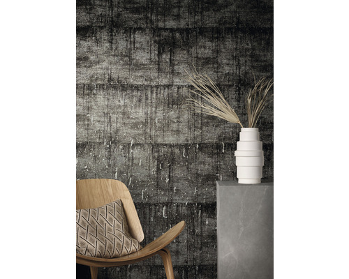 Kamer met een gestructureerd behang, een houten stoel met kussen en een decoratieve vaas op een voetstuk