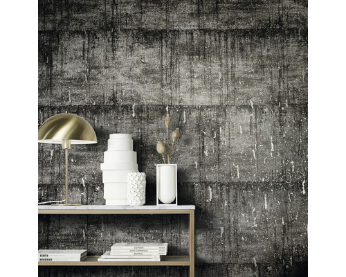 Decoratieve wandbekleding met een gestructureerd behang in steenlook achter een tafel met decoraties.