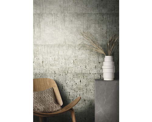 Decoratieve kamer met een gestructureerd behang, een houten stoel en een vaas met planten