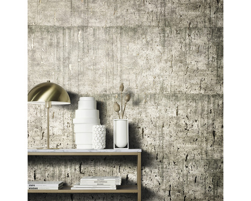 Decoratief behang met betonlook achter een rek met decoratieve artikelen.