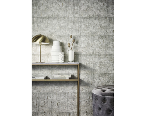 Woonkamer met grijs betonbehang, console, lamp en zitkussen