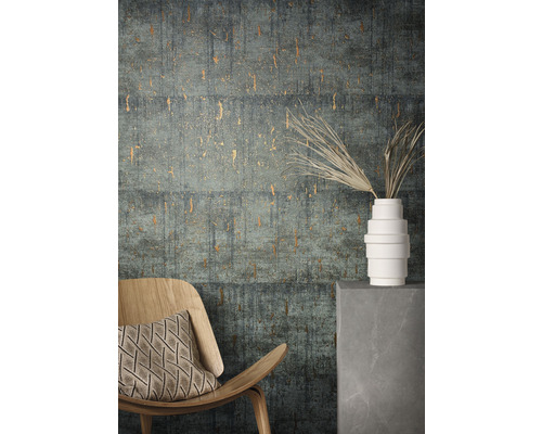 Scene met patroonbehang, stoel en decoratieve vaas