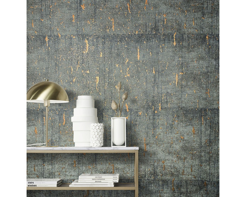 Decoratief interieur met een patroonbehang met een ongelijkmatige textuur.