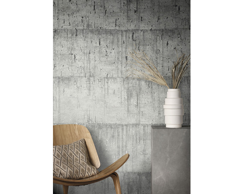 Decoratieve wanddecoratie met behang in betonlook, houten stoel en minimalistische vaas