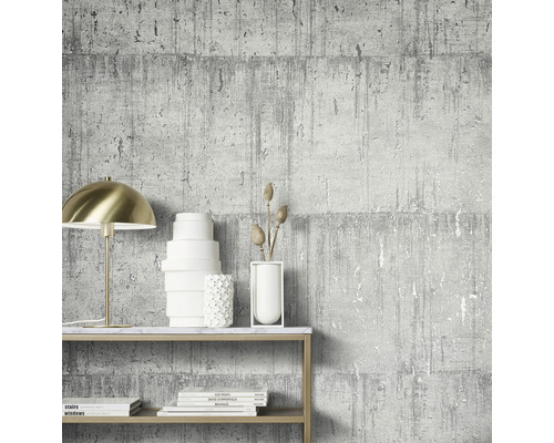 Scene met grijs betonlookbehang, een gouden lamp en decoratieve objecten op een plank