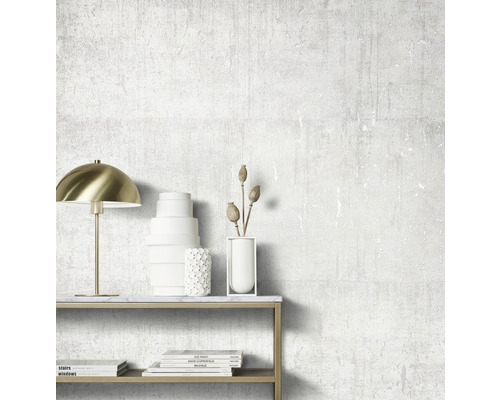 Decoratieve kamer met lamp, vazen en boeken op een tafel voor een gestructureerde muur