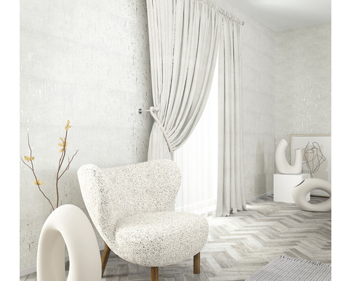 Woonkamer met fauteuil, gordijnen en decoratie