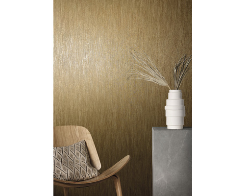 Close-up van een muur met structuurbehang, een houten stoel met kussen en een decoratie met vaas