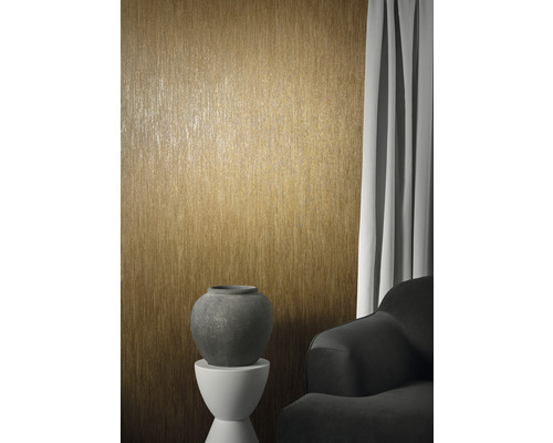 Woonkamer met textielbehang, bijzettafel en decoratie