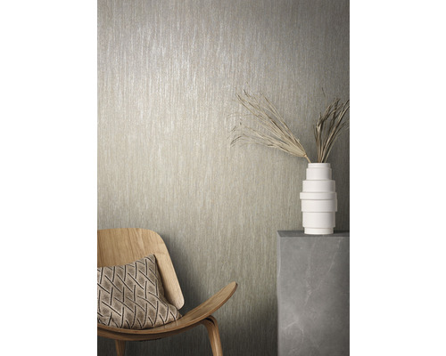 Decoratieve kamer met structuurbehang, stoel en vaas