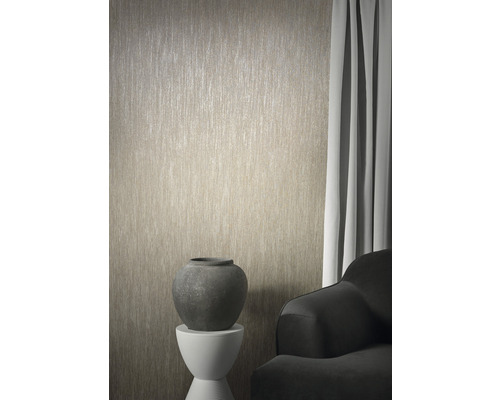 Close-up van een gestructureerd behang in een kamer met decoraties en meubels