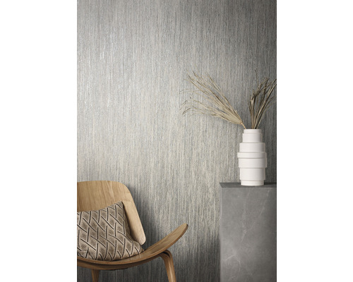 Kamerzicht met behang, stoel en decoratie