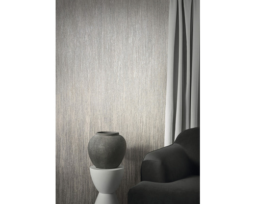 Scene met behang met verticaal patroon, vaas, bijzettafel en fauteuil