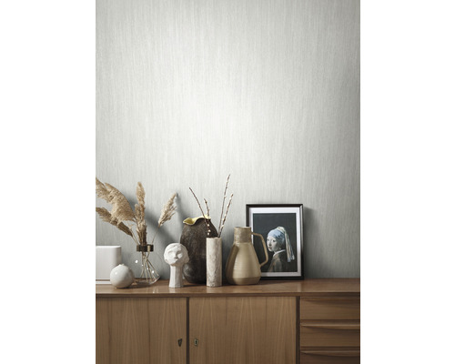Behang met textielpatroon in de woonkamer op houten dressoir met decoratie