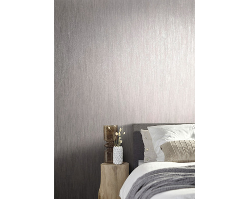 Slaapkamer met behang in houtlook, bed en bijzettafel