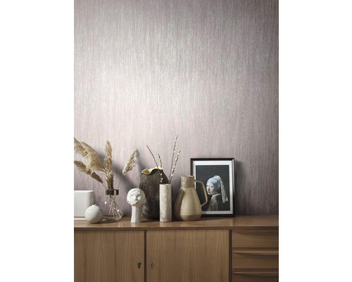 Woonkamer met patroonbehang en dressoir met decoraties