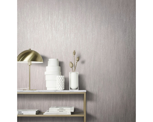 Close-up van een muurbekleding met verticale textuur op een muur in een kamer met decoratieve elementen zoals een lamp en vazen.