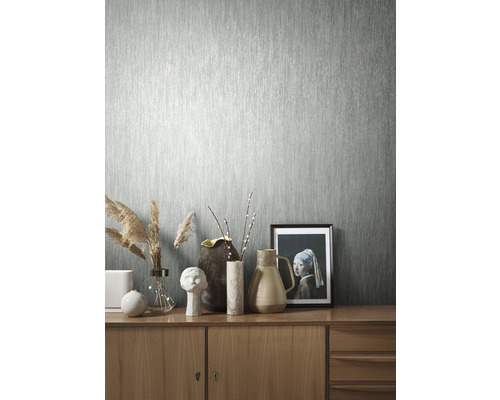 Woonkamer met patroonbehang, dressoir en decoratie