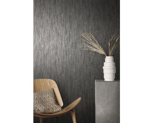 Kamerweergave met grijs behang, houten stoel, kussen en decoratie