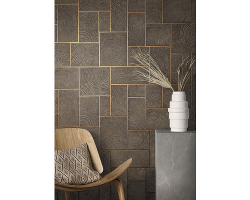 Wanddecoratie met houten patroon, stoel en decoratie