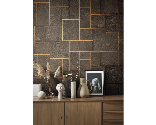 Wanddecoratie met bruin houten patroonbehang en gouden lijnen boven een houten dressoir met decoratie