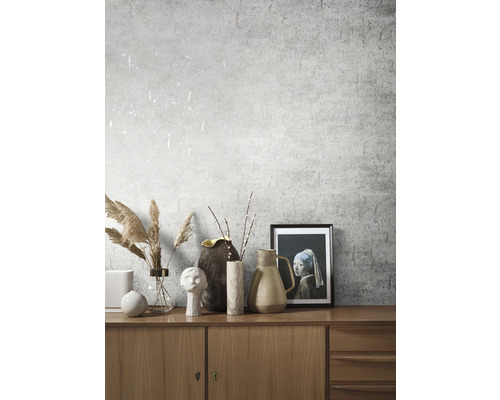 Decoratief interieur met grijs behang, dressoir, vazen en ingelijste afbeelding