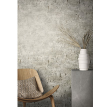 Decoratieve wandbekleding met een structuurbehang in een woonkamer met stoel en decoratie