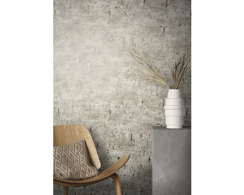 Decoratieve wandbekleding met een structuurbehang in een woonkamer met stoel en decoratie