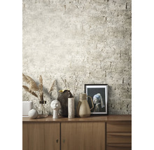 Woonkamer met patroonbehang en houten dressoir met decoratie