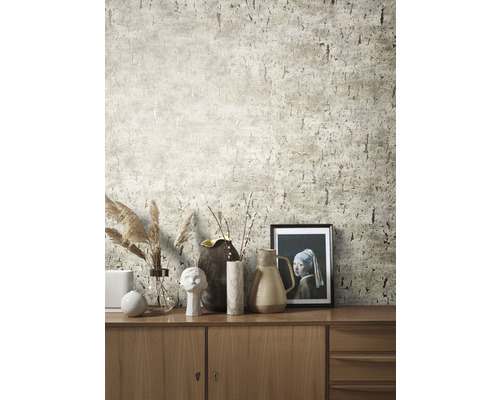 Woonkamer met patroonbehang en houten dressoir met decoratie