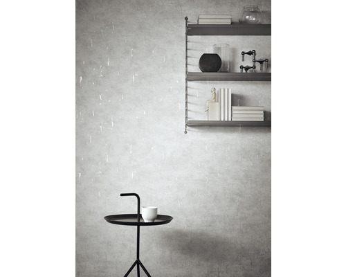 Decoratieve wand met plank en klein tafeltje