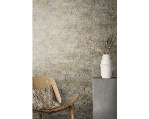 Scene met stoel, kussen, vaas en een behang met motief