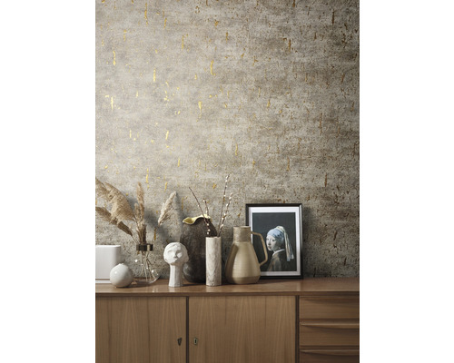 Behang met abstract patroon en gouden accenten boven dressoir met vazen en decoratie