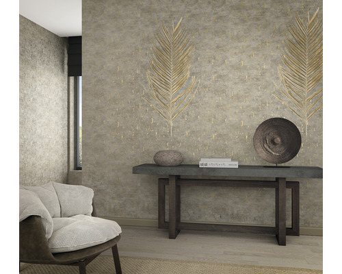 Woonkamer met gedessineerd behang, console en fauteuil