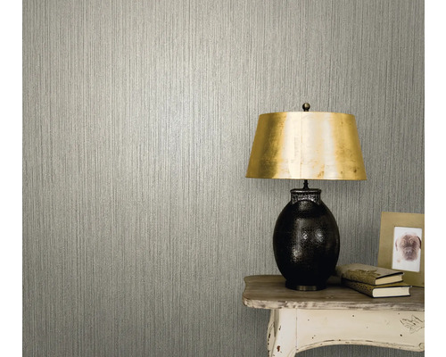 Scene met gestructureerd behang en decoratieve tafellamp