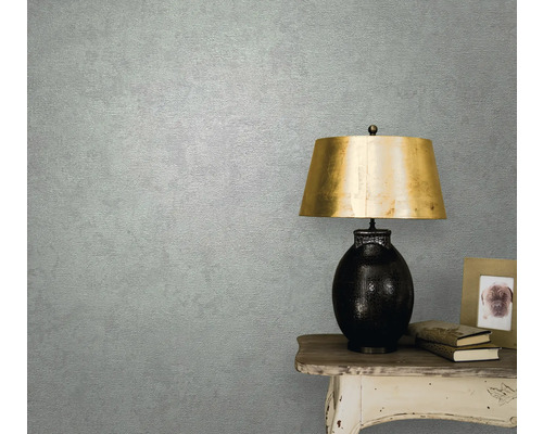 Close-up van een kamerwand met behang, een tafel en een lamp